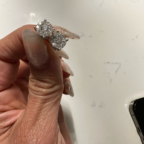 Beautiful diamond earrings almost new . - Picture 5 of 5